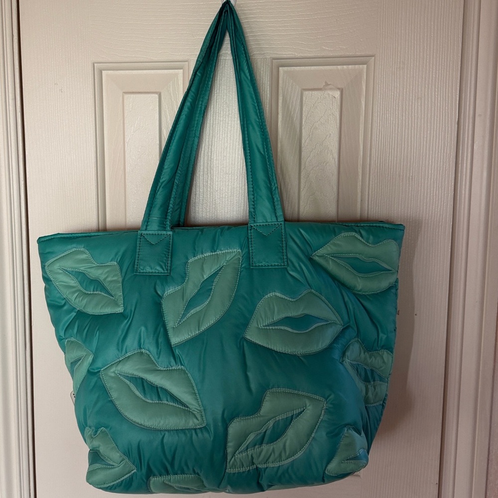 🦊👄🦊 WILDFOX LIPS QUILTED MINT GREEN PUFFY TOTE BAG 🦊👄🦊 NWT 🦊👄🦊 - Picture 3 of 16